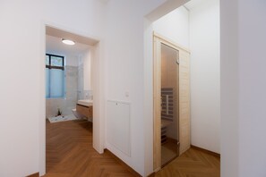 Shower, hair dryer, towels - Apartment 'Max 11' with Mountain View, Balcony and Wi-Fi (Berchtesgaden)
