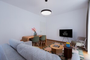 TV - Apartment 'Max 11' with Mountain View, Balcony and Wi-Fi (Berchtesgaden)