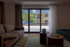 TV - Apartment 'Max 17' with Mountain View, Balcony and Wi-Fi (Berchtesgaden)