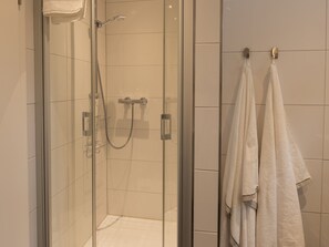 Een douche, een haardroger, handdoeken