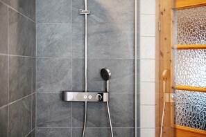 Een douche, een haardroger, handdoeken