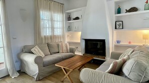 Een televisie en een open haard