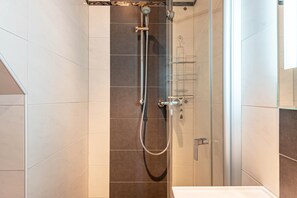 Dusche, Haartrockner, Handtücher