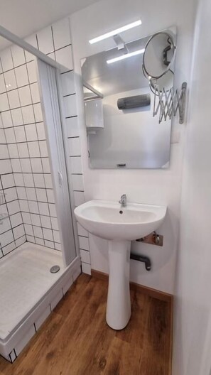 Shower, hair dryer - Studio | ground floor | wifi | television (Avesnes-sur-Helpe)