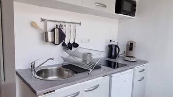 Kühlschrank, Mikrowelle, Herdplatte, Wasserkocher mit Kaffee-/Teezubehör