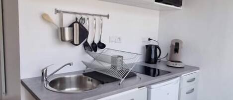 Réfrigérateur, micro-ondes, plaque de cuisson, cafetière/bouilloire
