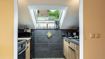 Mikrowelle, Ofen, Herdplatte, Wasserkocher mit Kaffee-/Teezubehör