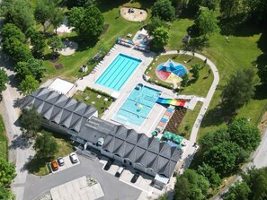 An aerial view of a swimming facility with multiple pools, a water slide, and a covered area. - Apartment 'Lusen' with Shared Terrace, Garden, and Wi-Fi (Perlesreut)