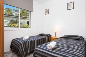 4 chambres, fer et planche Ă repasser