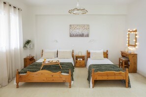 In-room safe, iron/ironing board, free WiFi, bed sheets - Searocco Studios & Apartments (Zakynthos)