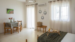 In-room safe, iron/ironing board (on request), free WiFi, bed sheets - Searocco Studios & Apartments (Zakynthos)