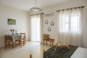 In-room safe, iron/ironing board, free WiFi, bed sheets - Searocco Studios & Apartments (Zakynthos)