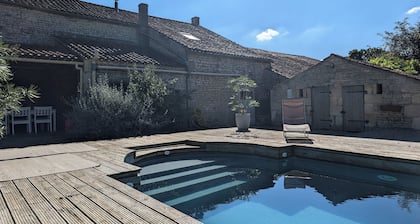 Stylish Manor House, 6 Bed, Heated Pool, Gated Garden, Sleeps15, Outdoor Kitchen
