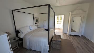 6 bedrooms, iron/ironing board, travel cot, free WiFi
