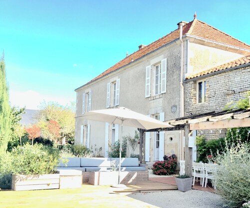 Stylish Manor House, 6 Bed, Outdoor Pool, Outdoor Kitchen, Gated, Sleeps 15