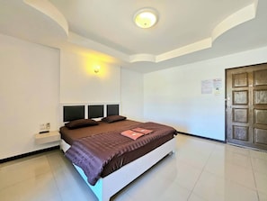 标准双人房 | 办公桌