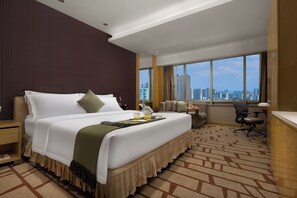 Enkeltrom – elite | Safe på rommet, skrivebord, blendingsgardiner og strykejern/-brett