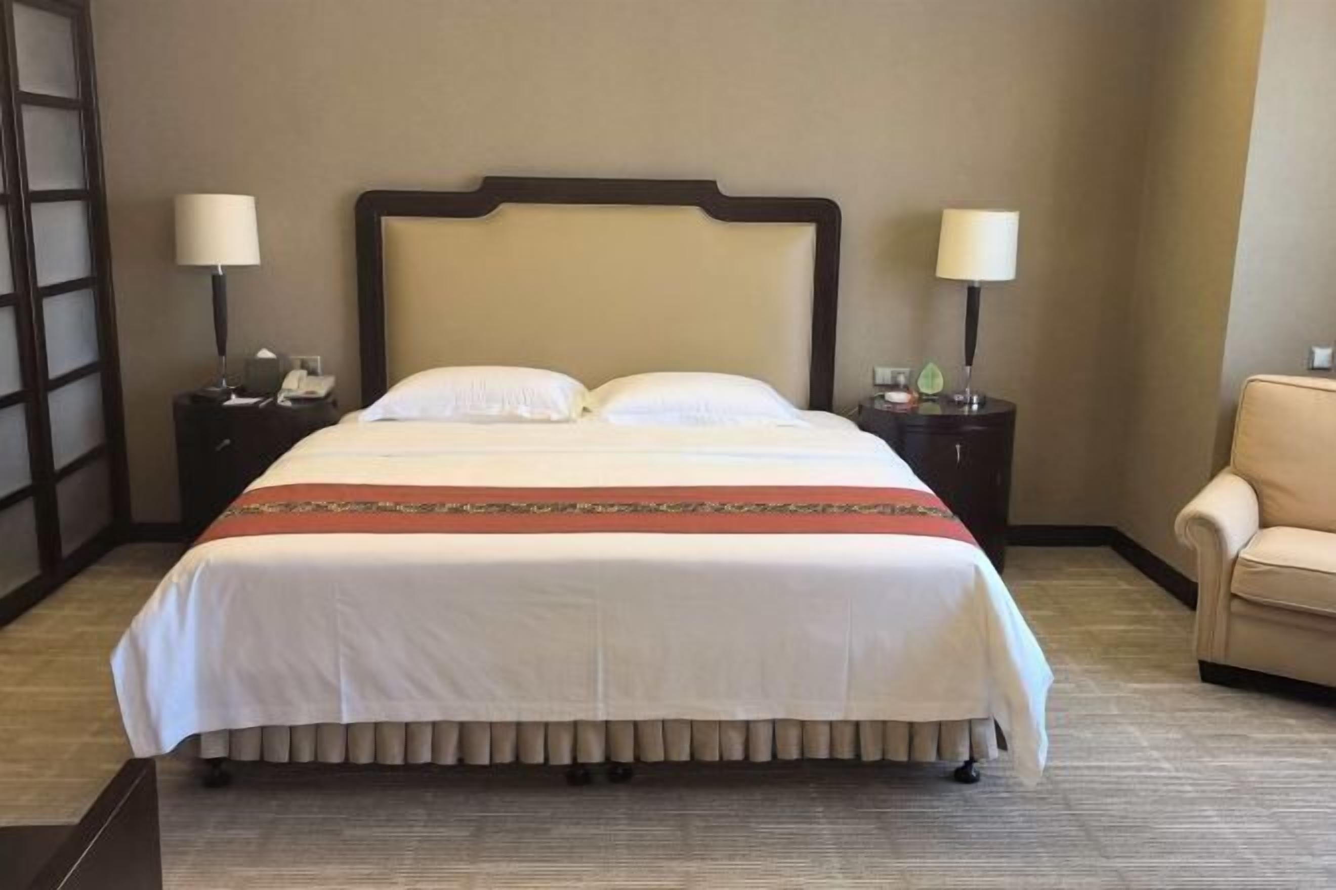 Caja de seguridad en la habitación, escritorio y cortinas blackout 