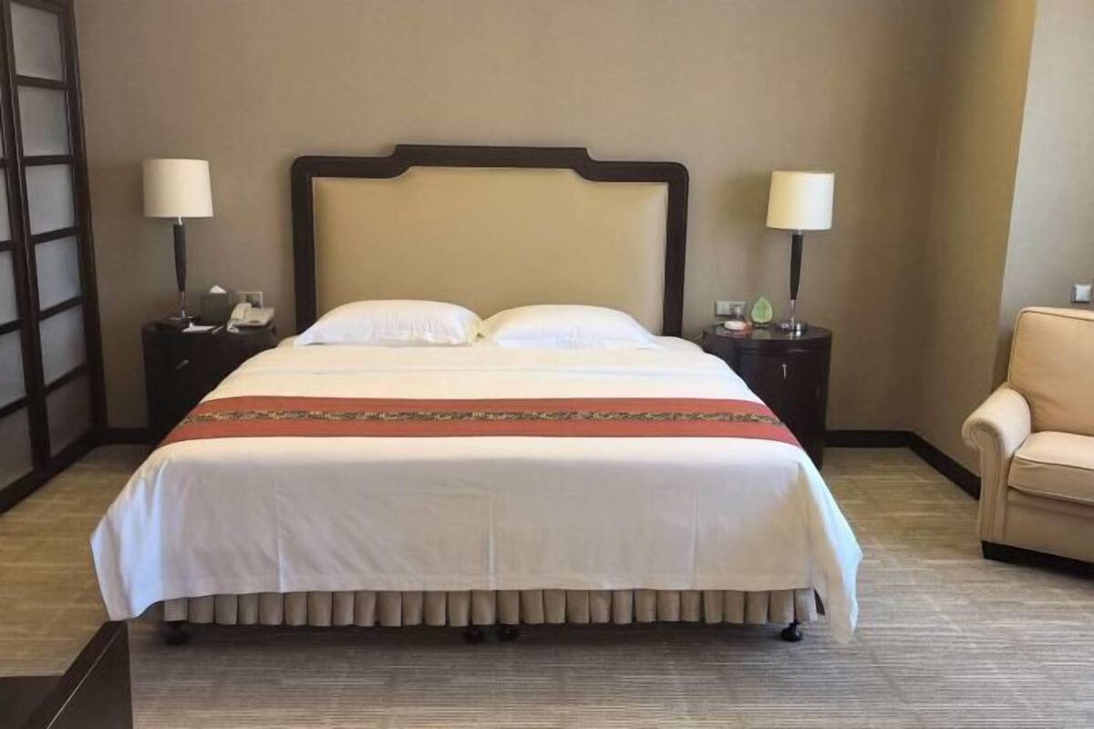 Caja de seguridad en la habitación, escritorio y cortinas blackout