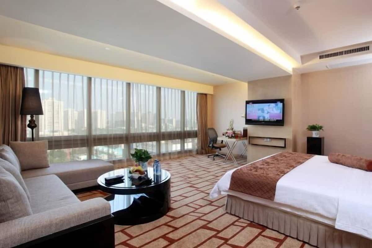 1 bedroom, in-room safe, desk, blackout drapes