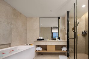 Superior Suite | Bathroom | Separate tub and shower, hair dryer, slippers, towels - Hunan Huatian Hotel (Changsha)