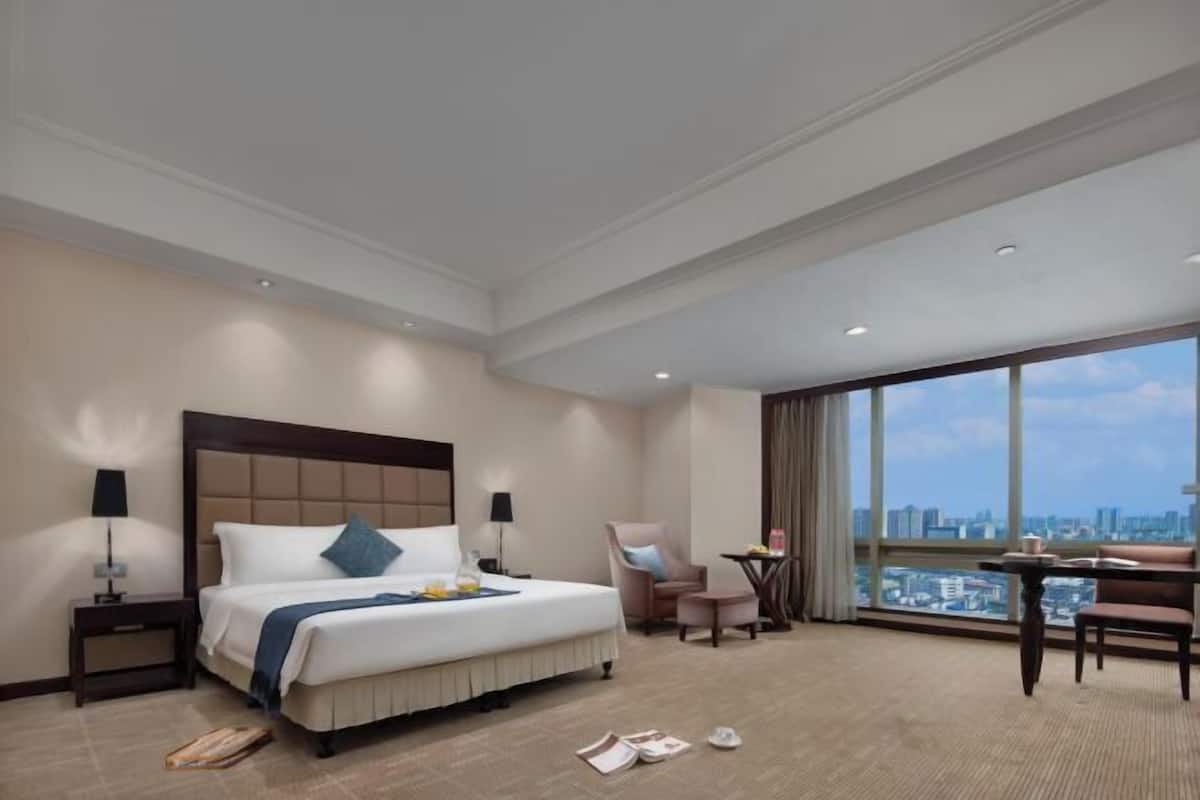 1 bedroom, in-room safe, desk, blackout drapes