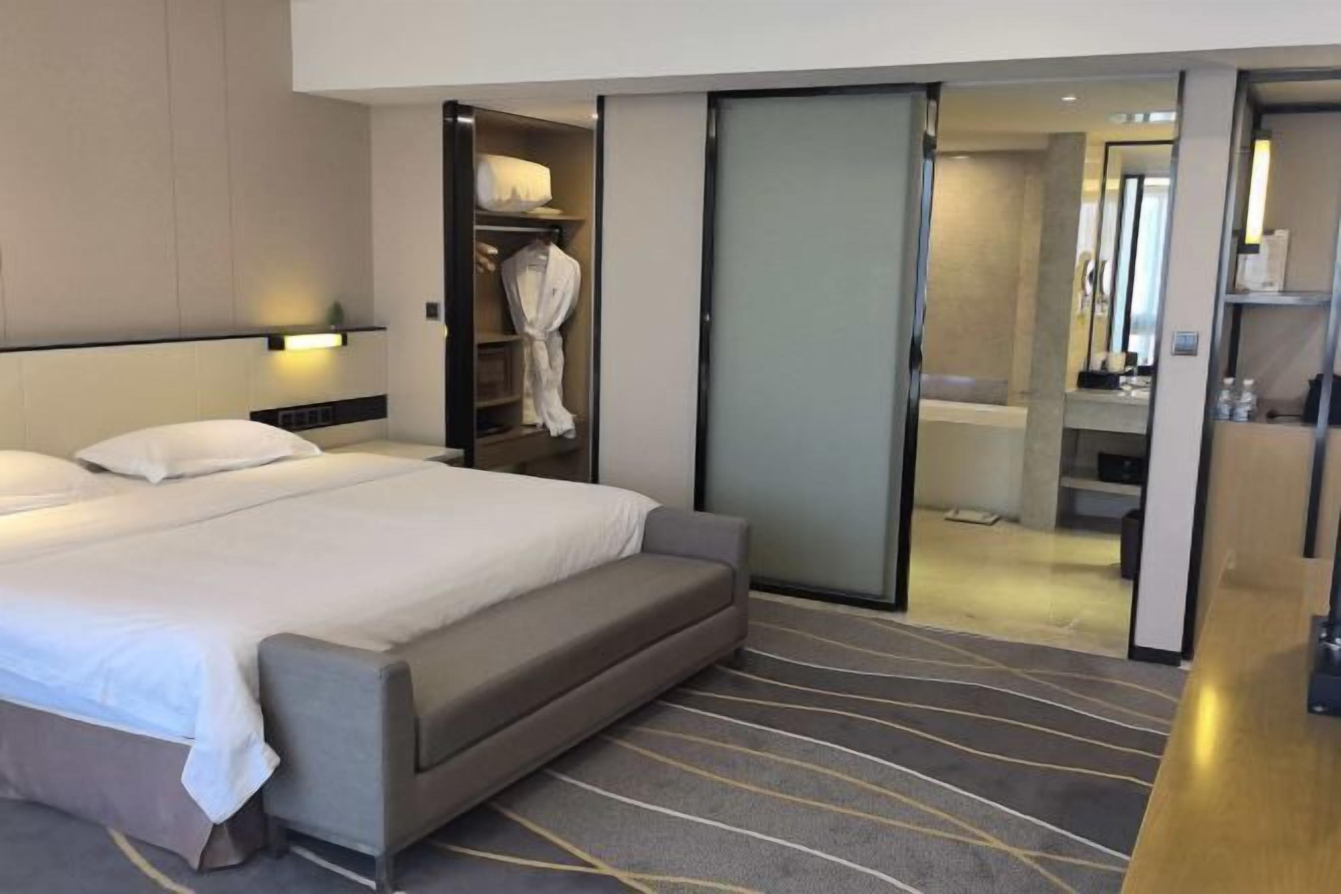 Caja de seguridad en la habitación, escritorio y cortinas blackout 