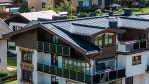 Zona residencial con edificios de varios pisos, algunos con balcones y paneles solares.