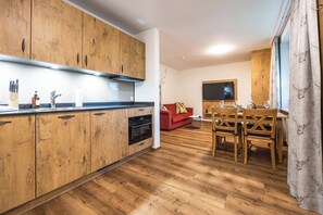 Comfort-Apartment, 1 Queen-Bett und Schlafsofa, Küche, Bergblick | Eigene Küche | Mikrowelle