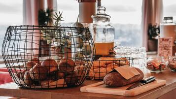 بوفيه فطور مجانًا يوميًا