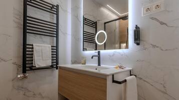 Apartament | Bany | Dutxa, assecador de cabells, tovalloles i sabó