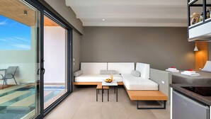 Una sala de estar moderna con un sofá blanco, una mesa de centro de madera y un ventanal que da a un balcón.