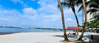 Country Garden Danga Bay by Widebed JB