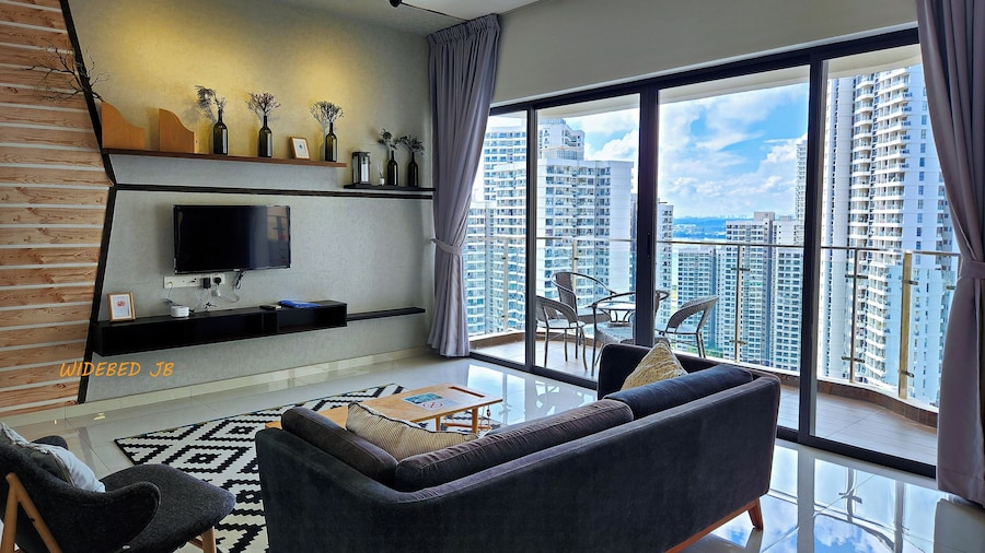 Country Garden Danga Bay by Widebed JB