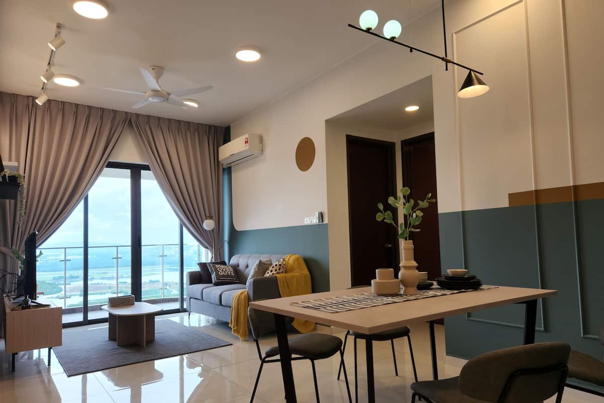 Una sala de estar moderna con comedor, ventanas amplias y vista a la ciudad.