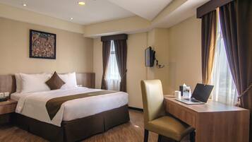 Deluxe Double Room, City View | 3 bilik tidur, peti besi dalam bilik, langsir/tirai gelap terus