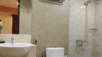 Pancuran mandi, selipar, tuala disediakan, sabun