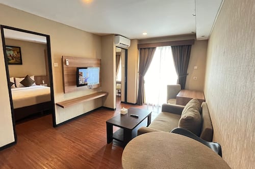 Family Triple Room, City View (Family 2 Bedroom) | Living area