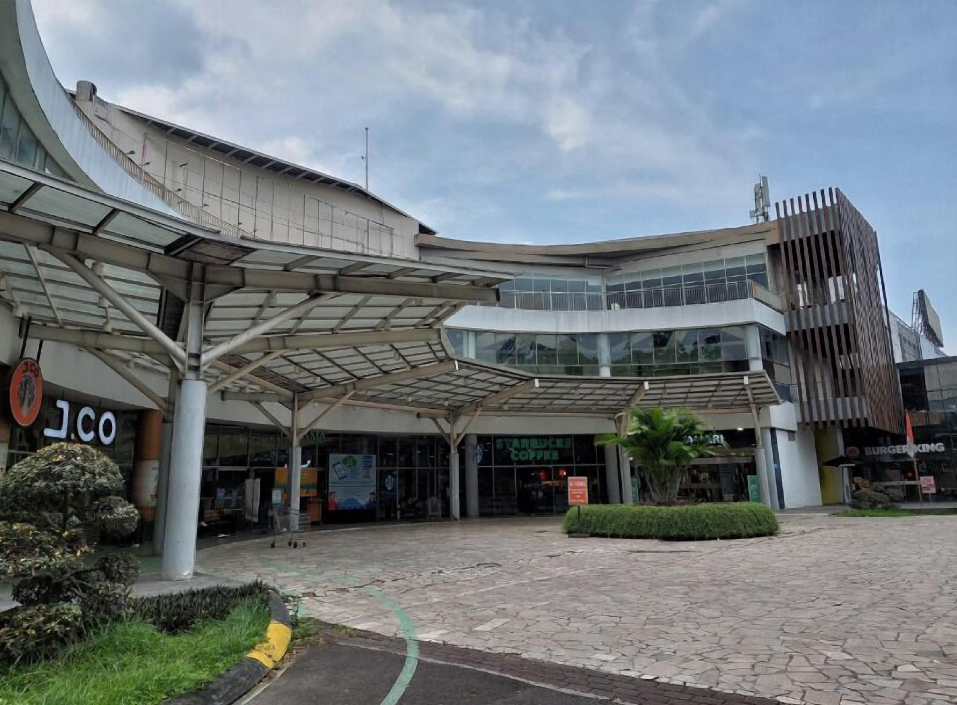 A modern building with a curved facade, a Starbucks Coffee shop, and a Burger King.