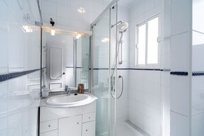 Shower, hair dryer, towels