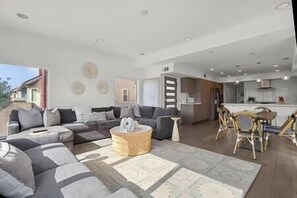 TV - Newport Beach 3 Bedroom Escape Home/Beach/RoofTop (Newport Beach)