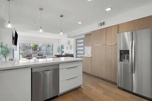 Kjøleskap, ovn, kokeplater og oppvaskmaskin