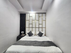 Hypo-allergenic bedding, desk, laptop workspace, soundproofing - Cottage Yes Sir Dx (New Delhi)