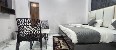 Hypo-allergenic bedding, desk, laptop workspace, free WiFi