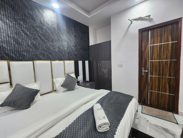 Hypo-allergenic bedding, desk, laptop workspace, free WiFi - Cottage Yes Sir Dx (New Delhi)