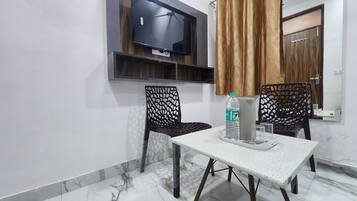 Deluxe Single Room, Balcony, City View | Hypo-allergenic bedding, desk, laptop workspace, free WiFi