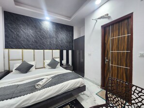 Hypo-allergenic bedding, desk, laptop workspace, soundproofing - Cottage Yes Sir Dx (New Delhi)