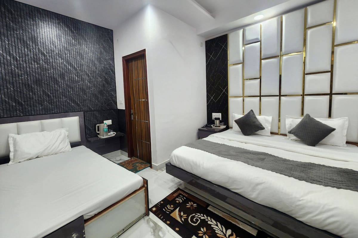 Hypo-allergenic bedding, desk, laptop workspace, free WiFi