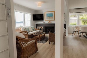 Smart TV - The Little Pearl - Front row at Beauty Bay (Break O'Day)