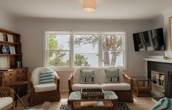 Smart TV - The Little Pearl - Front row at Beauty Bay (Break O'Day)